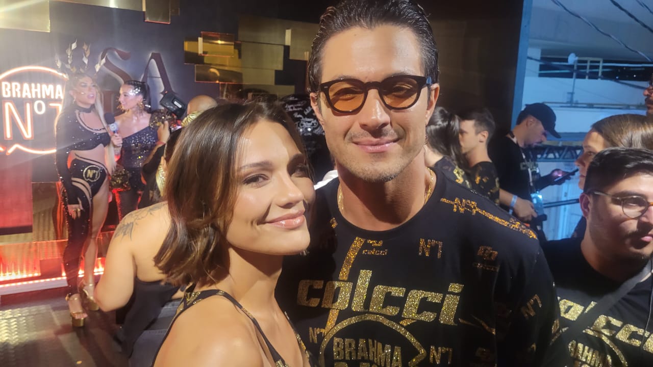 Romulo Estrela e a mulher, Nilma Quarigasi, em camarote na Sapucaí. 04/03/2025