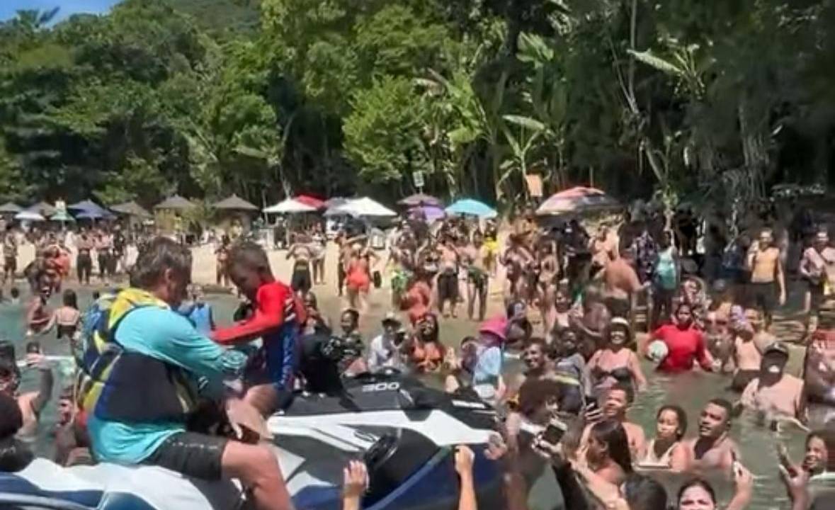 Bolsonaro de jet ski em praia de Angra no carnaval: ex-presidente aproveitou folia para fazer política