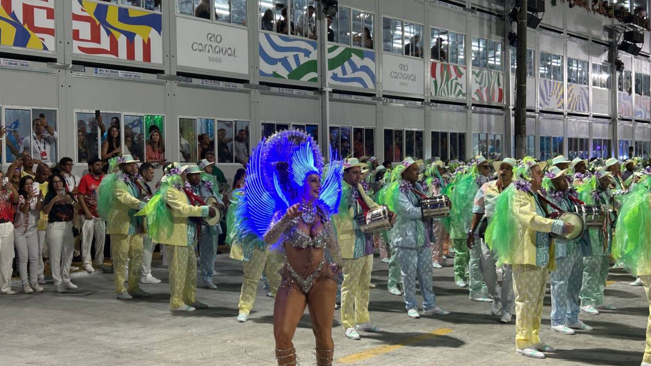 Pela última vez, Paolla Oliveira desfila como rainha de bateria da Grande Rio. 08/03/2025