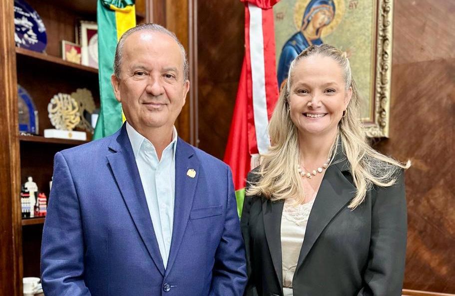 O governador Jorginho Mello (PL-SC), e a nova procuradora-geral de Santa Catarina, Vanessa Cavallazzi