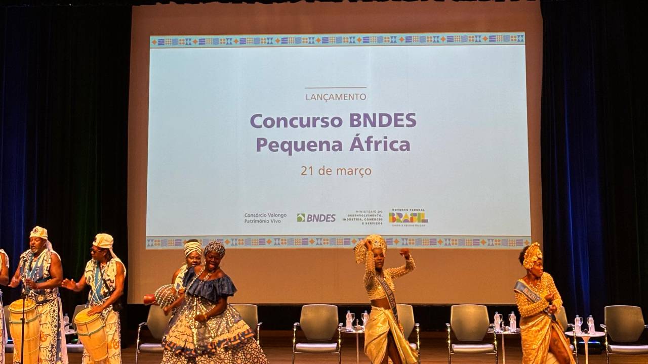 Grupo Afoxé Filhos de Gandhy se apresenta no lançamento do edital, no BNDES