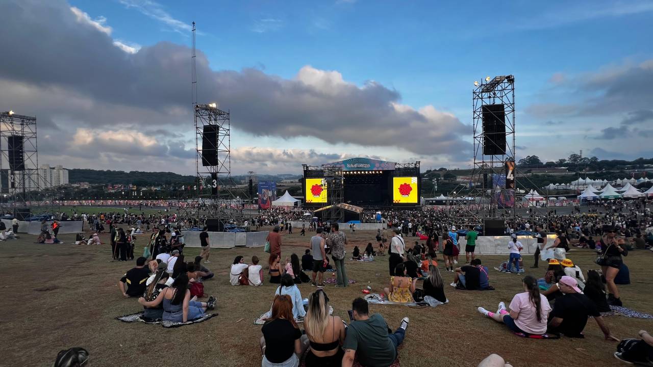 Visual do gramado do festival Lollapalooza 2025