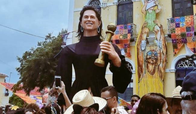 Fernanda Torrres representada em um boneco gigante no Carnaval de Olinda