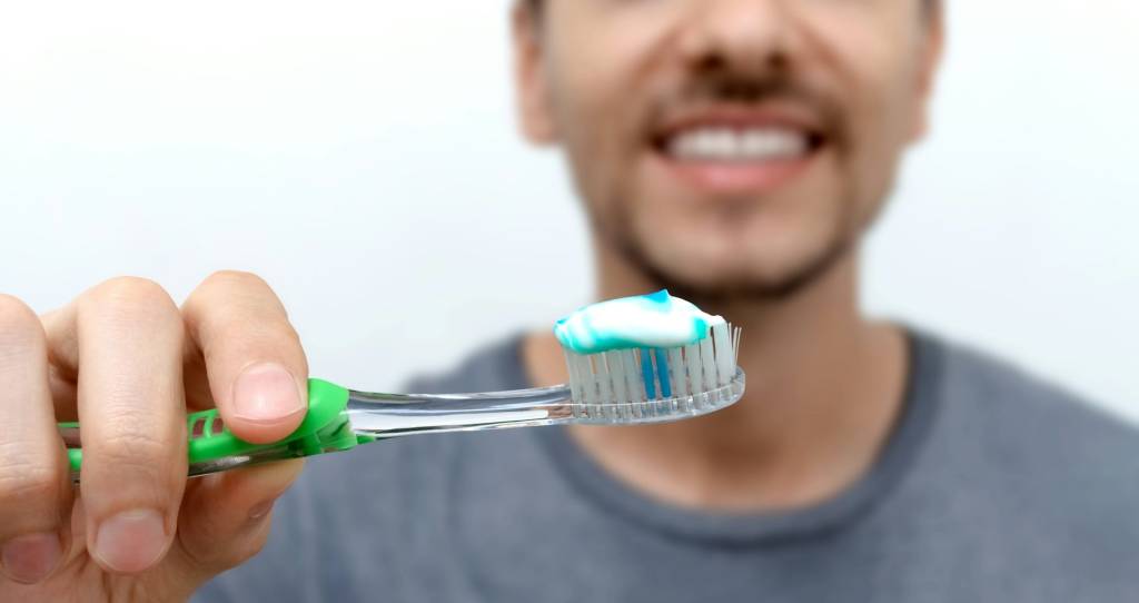 Os micróbios escondidos em nossas escovas de dentes