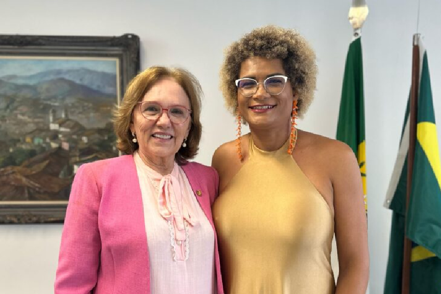 Primeira mulher trans doutora pela UnB recebe condecoração do Senado
