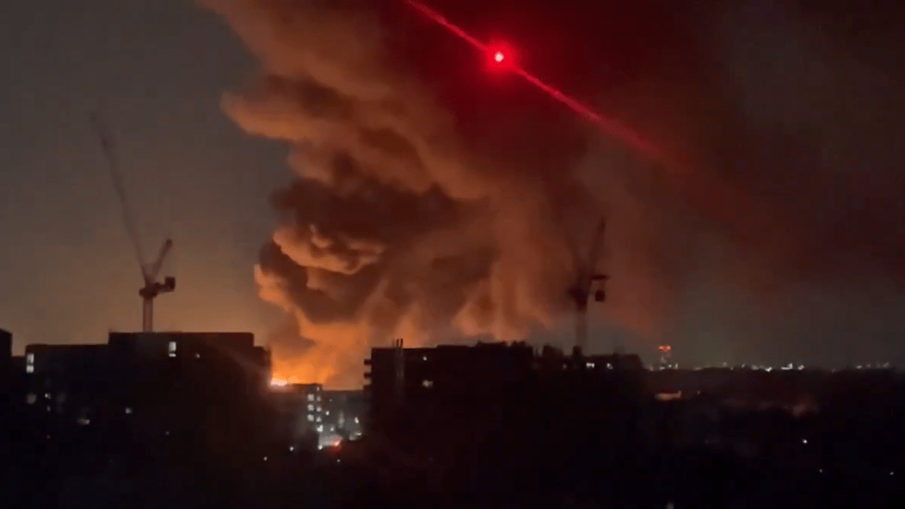Incêndio atingiu subestação elétrica em Hayes, oeste de Londres, no Reino Unido. 20/03/2025