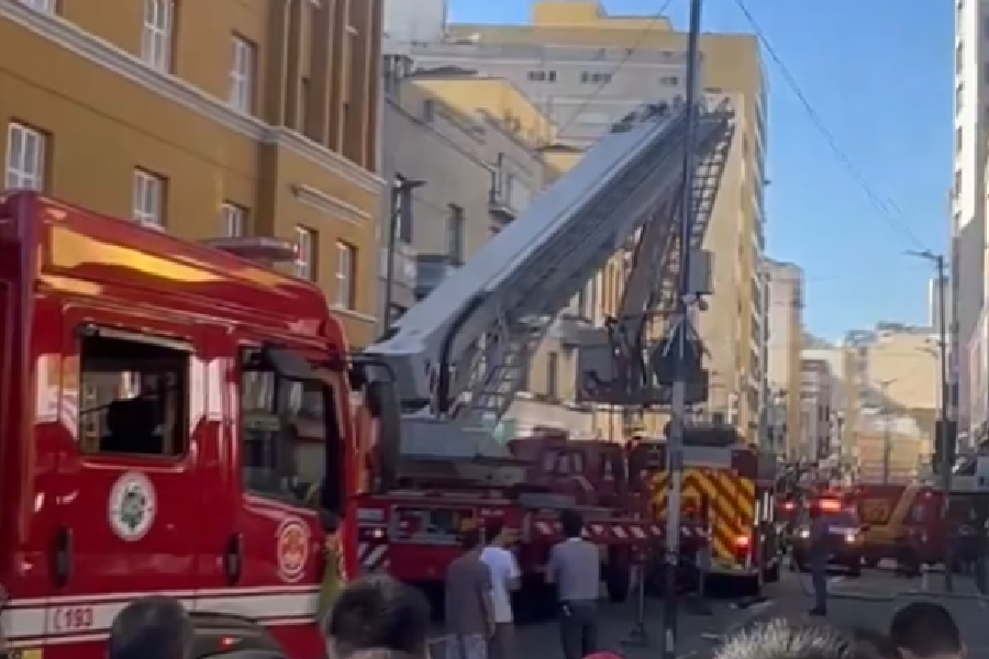 São Paulo: incêndio atinge loja de materiais esportivos na rua 25 de março