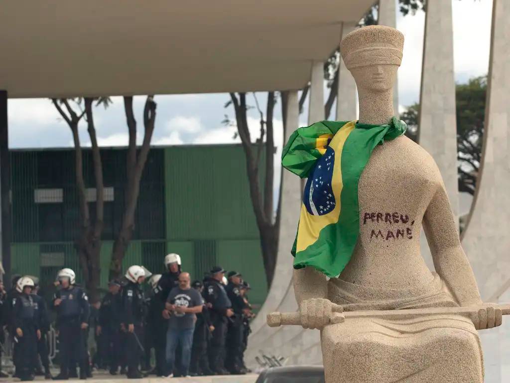 Estátua 'A Justiça', pichada com a frase 'Perdeu, mané' durante o 8 de Janeiro por Débora Rodrigues dos Santos