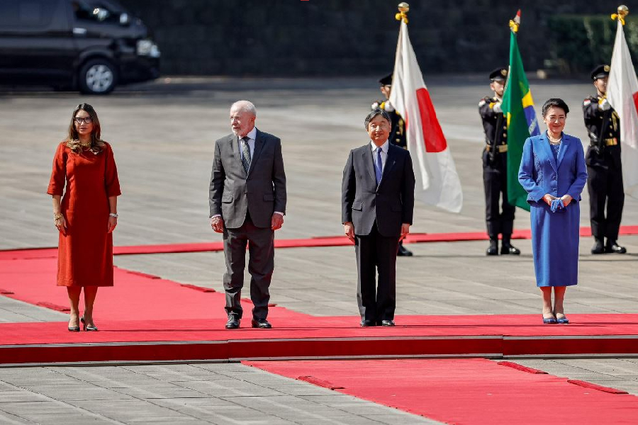Lula e Janja posam com o casal imperial japonês em Tóquio
