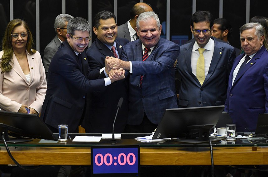 O líder do governo no Congresso, senador Randolfe Rodrigues, o presidente do Senado, Davi Alcolumbre, e o relator-geral do Orçamento de 2025, senador Angelo Coronel, comemoram a aprovação da lei orçamentária