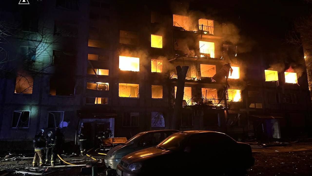 prédio em chamas na Ucrânia