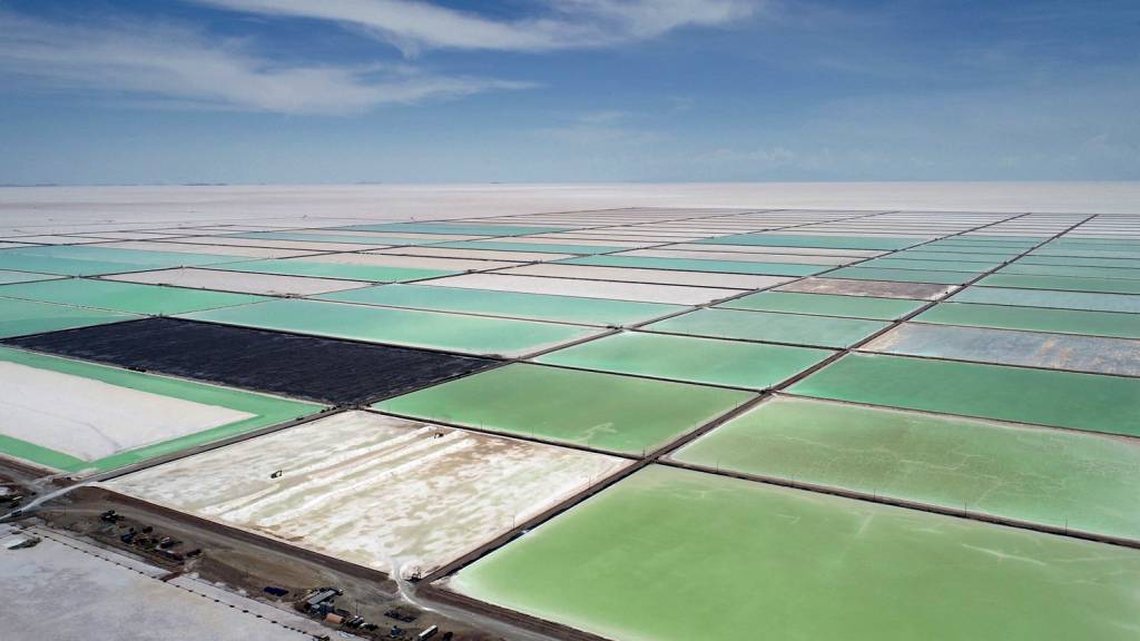 BOLIVIA-ENERGY-LITHIUM-CARBONATE-PLANT CORRIDA - Exploração de lítio em salar da Bolívia: a China chegou primeiro