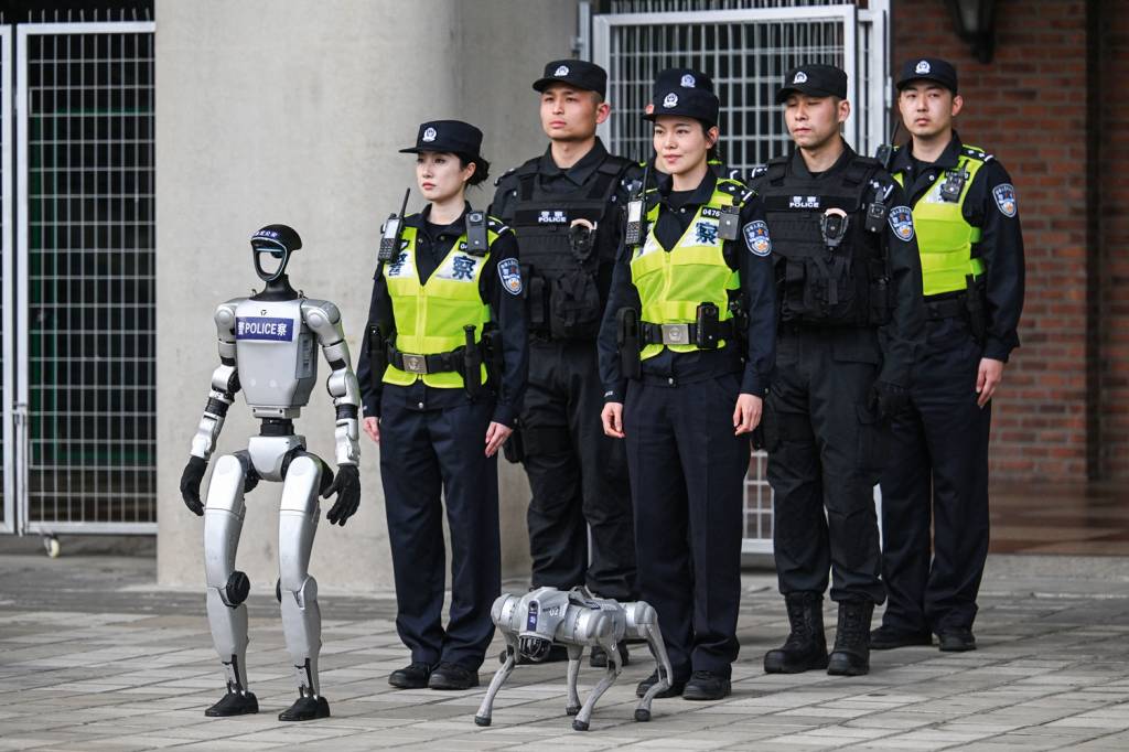 000_37K7276.jpg SEGURANÇA - Policial e cão robô no GP da China: ideia ainda incipiente