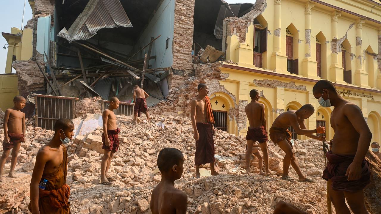 em Mandalay, em raro registro autorizado pela censura oficial dos autoritários de plantão, viam-se monges ajudando na busca por sobreviventes