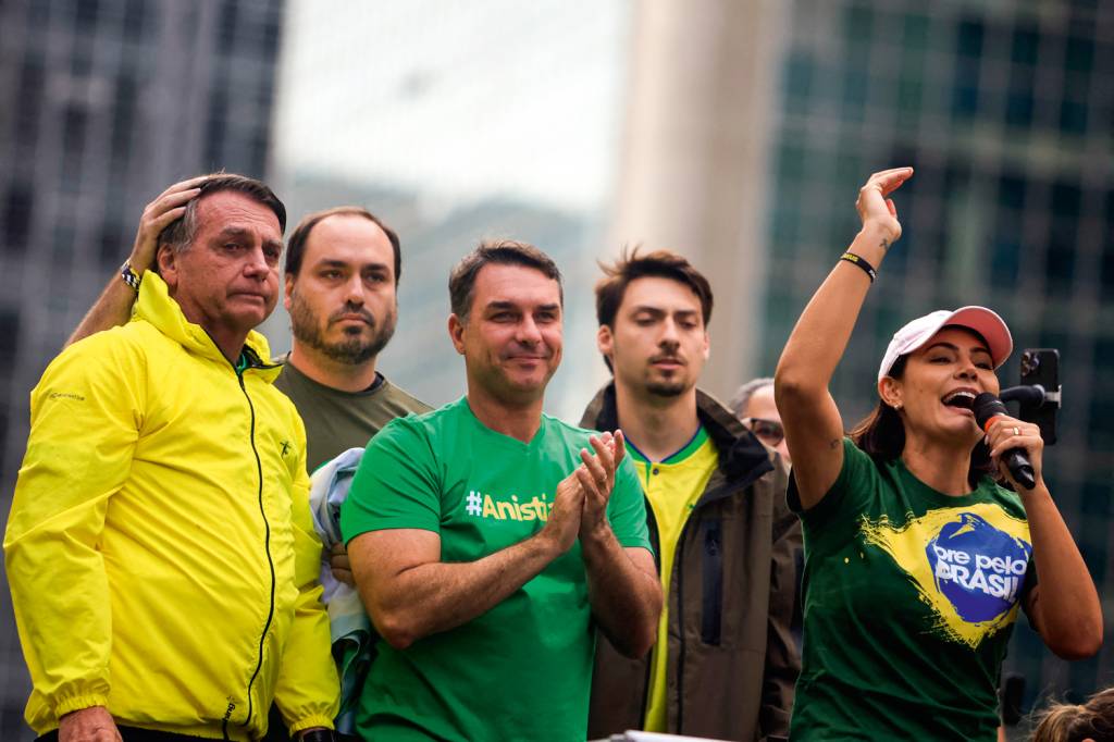 000_39BW3AF.jpg OPÇÃO FAMILIAR - Michelle Bolsonaro discursa na Paulista à frente de Jair, Carlos, Flávio e Renan: ex-primeira-dama aparece com força em pesquisas