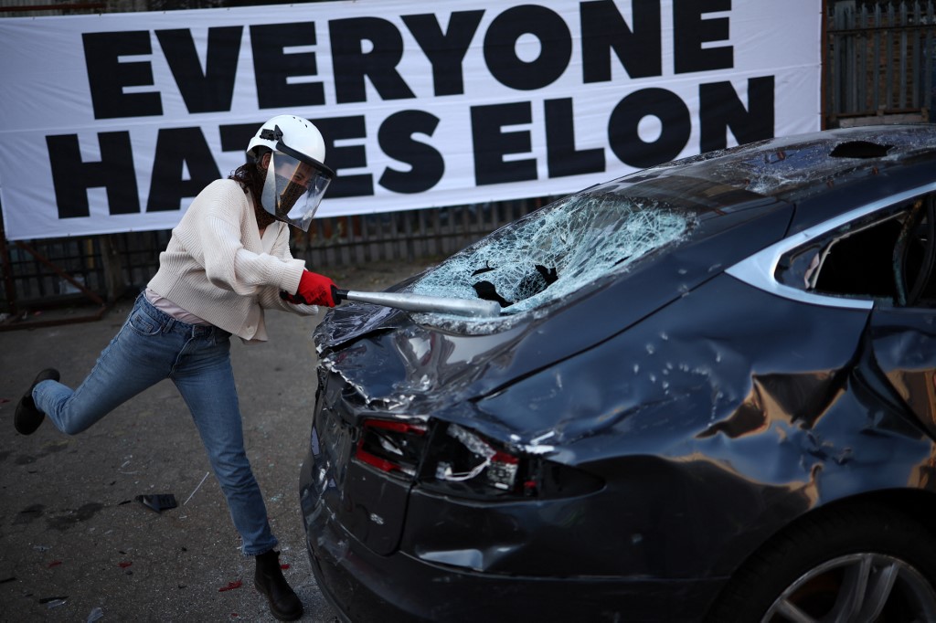 Carro da Tesla é destruído em ‘protesto artístico’ contra Elon Musk; veja vídeo