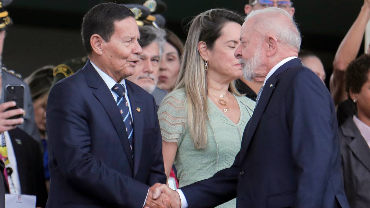O presidente Luiz Inácio Lula da Silva cumprimenta o senador e ex-vice-presidente Hamilton Mourão durante a cerimônia do Dia do Exército, nesta quarta-feira, em Brasília
