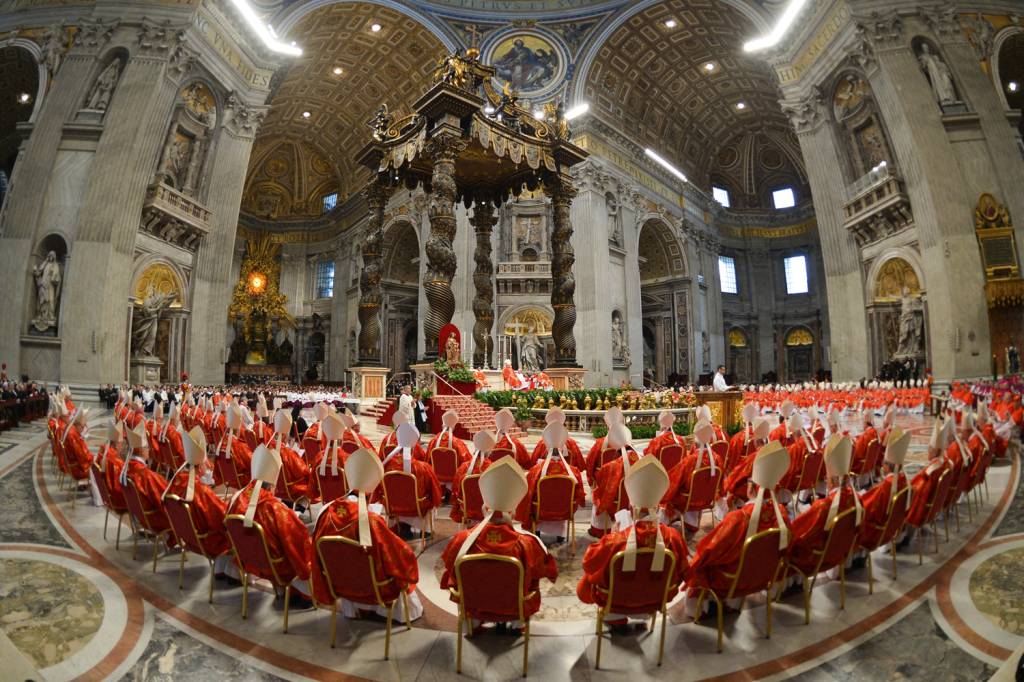 000_42YK6WF.jpg O COLÉGIO - Os cardeais reunidos antes de entrarem na Capela Sistina para a eleição de 2013: grupo moldado por Bergoglio à sua semelhança, o que não o isenta de possíveis traições.