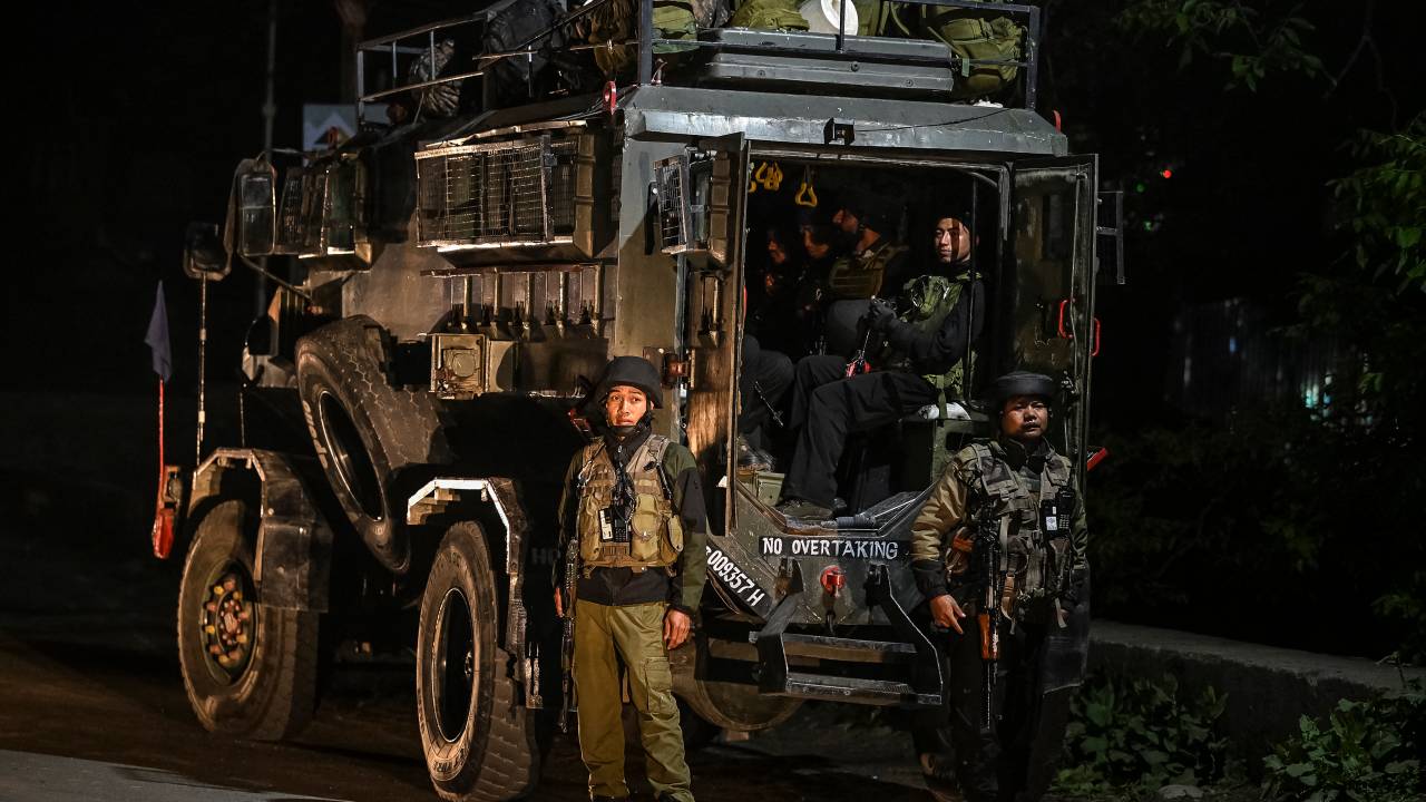 Militares do exército indiano montam guarda perto de Pahalgam, ao sul de Srinagar, após o ataque. 22/04/2025