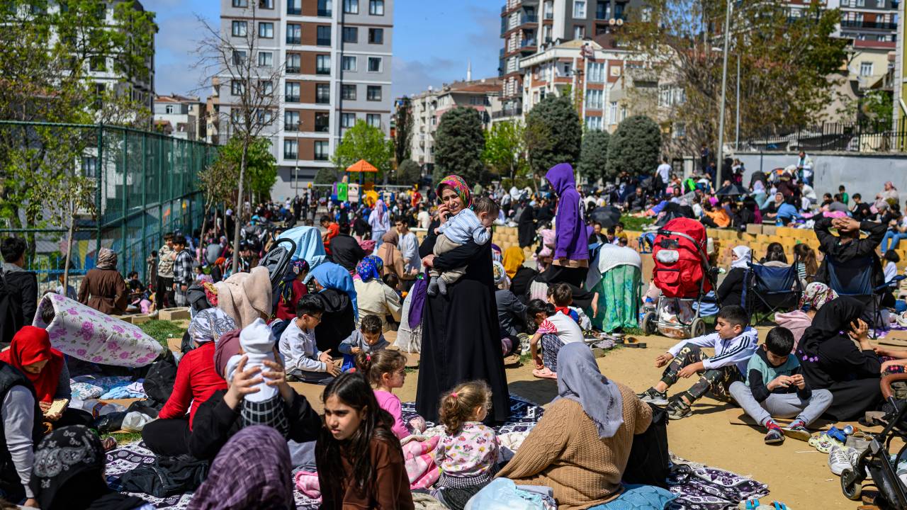 Moradores esperam em um parque em Istambul em 23 de abril de 2025, após um terremoto
