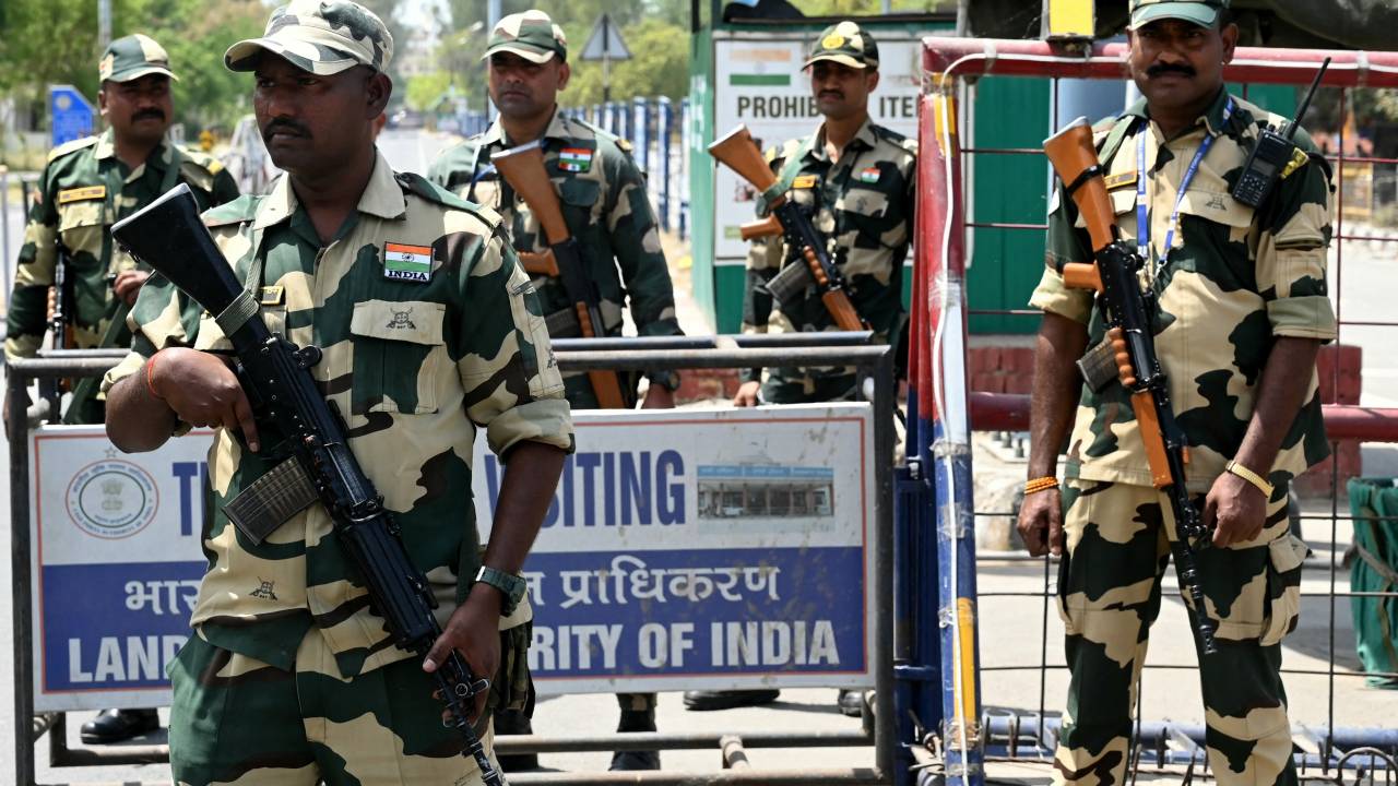 Soldados da Força de Segurança da Fronteira Indiana (BSF) montam guarda no posto de fronteira entre a Índia e o Paquistão em Wagah, nos arredores de Amritsar.