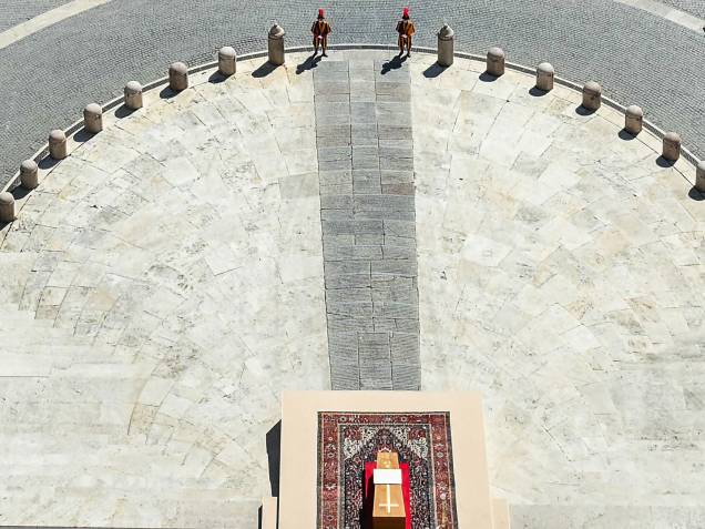 Fotografia da Basílica de São Pedro mostra uma visão geral do caixão do falecido papa Francisco durante funeral. 26/04/2025 - Fotografia da Basílica de São Pedro mostra uma visão geral do caixão do falecido papa Francisco durante funeral. 26/04/2025 -