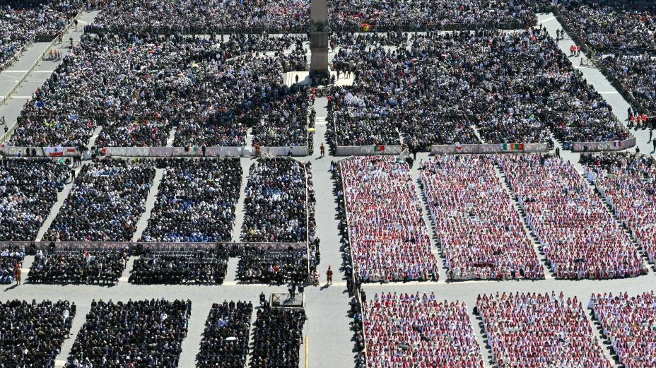 Uma fotografia tirada da Basílica de São Pedro mostra uma vista geral da Praça de São Pedro durante o funeral do falecido Papa Francisco. 26/04/2025 -