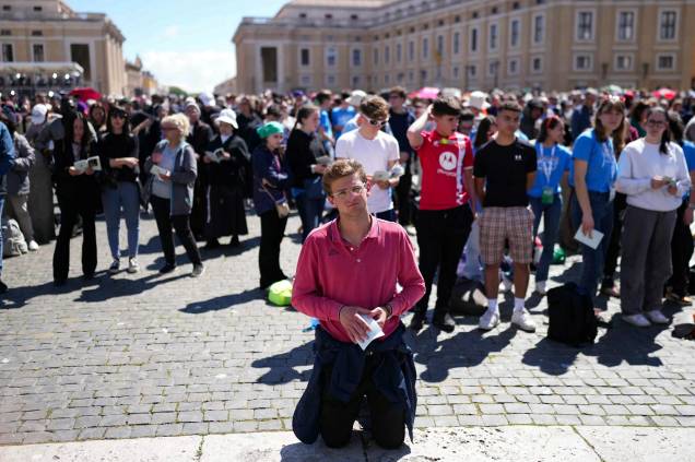 Fiéis comparecem à cerimônia fúnebre do papa Francisco na Praça de São Pedro. 26/04/2025 - Fiéis comparecem à cerimônia fúnebre do papa Francisco na Praça de São Pedro. 26/04/2025 -