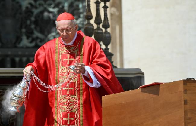 VATICAN-RELIGION-POPE-FUNERAL Italian cardinal Giovanni Battista Re blesses the coffin of late Pope Francis, during the funeral ceremony at St Peter's Square at the Vatican on April 26, 2025. (Photo by Alberto PIZZOLI / AFP)