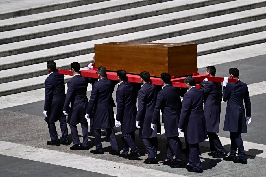 Carregadores levam o caixão de Francisco a altar na Basílica de São Pedro. 26/04/2025 -