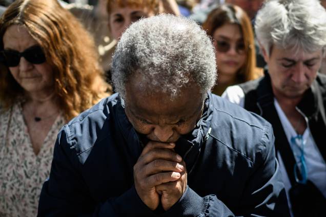 Fiel reza durante a cerimônia fúnebre de Francisco ao longo da Via della Conciliazione, em direção à Praça de São Pedro. 26/04/2025 - Fiel reza durante a cerimônia fúnebre de Francisco ao longo da Via della Conciliazione, em direção à Praça de São Pedro. 26/04/2025 -