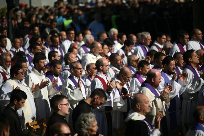 ARGENTINA-VATICAN-RELIGION-POPE Priests attend a mass to bid farewell to Pope Francis in front of Buenos Aires Cathedral on April 26, 2025. With songs, candles, flags, and prayers, Buenos Aires mourners marked the burial of pontiff and native son Pope Francis on Saturday. As the 88-year-old was being laid to rest an ocean away in Rome, thousands gathered by Buenos Aires' cathedral for dawn vigils and a mass of remembrance. (Photo by Luis ROBAYO / AFP)