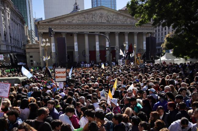 ARGENTINA-VATICAN-RELIGION-POPE Faithful attend a mass to bid farewell to Pope Francis in front of the Buenos Aires Cathedral on April 26, 2025. With songs, candles, flags, and prayers, Buenos Aires mourners marked the burial of pontiff and native son Pope Francis on Saturday. As the 88-year-old was being laid to rest an ocean away in Rome, thousands gathered by Buenos Aires' cathedral for dawn vigils and a mass of remembrance. (Photo by Emiliano Lasalvia / AFP)