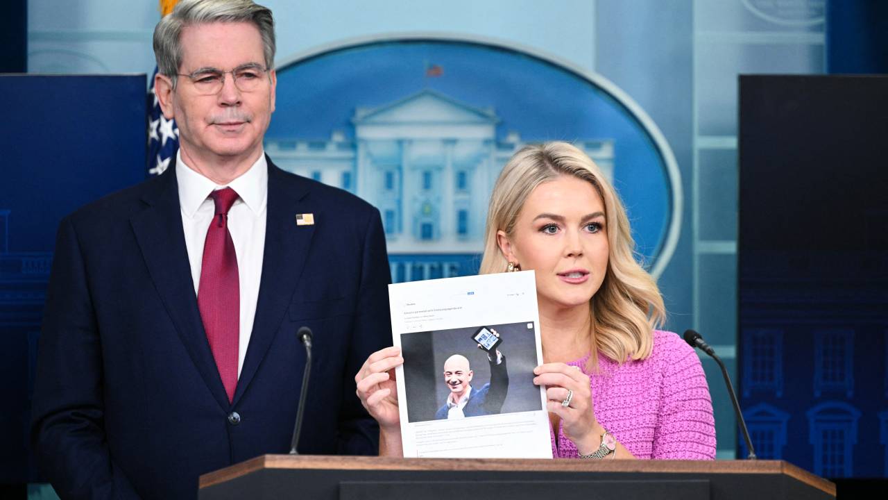 A secretária de imprensa da Casa Branca, Karoline Leavitt, acompanhada pelo secretário do Tesouro dos EUA, Scott Bessent