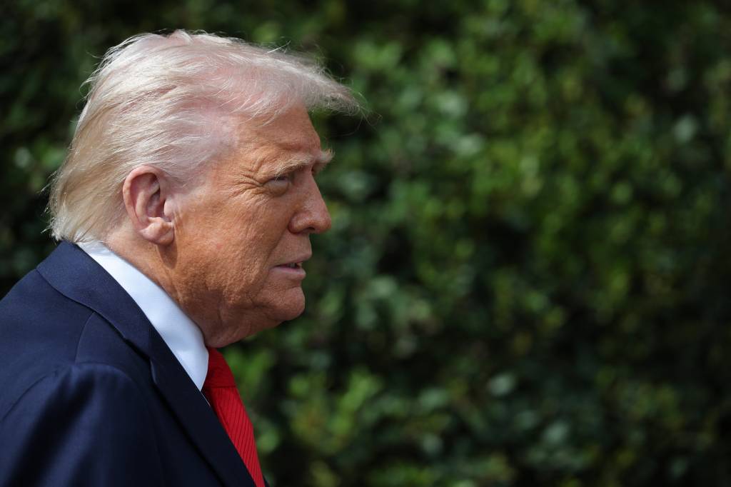 Trump acusa ex-diretor do FBI de pedir seu assassinato com base em mensagem subliminar