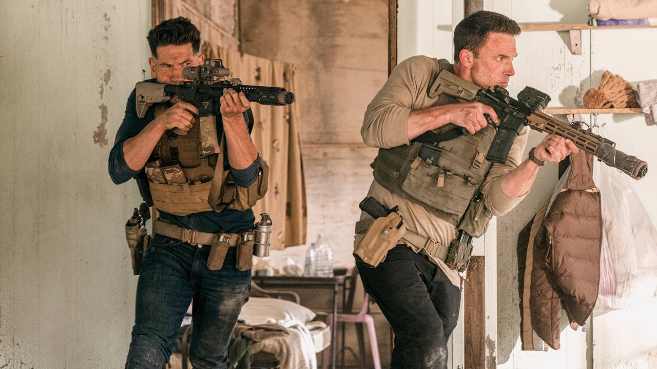 SEQUÊNCIA - Bernthal e Aflleck no filme: herói de O Contador faz parceria afiada com irmão em nova aventura