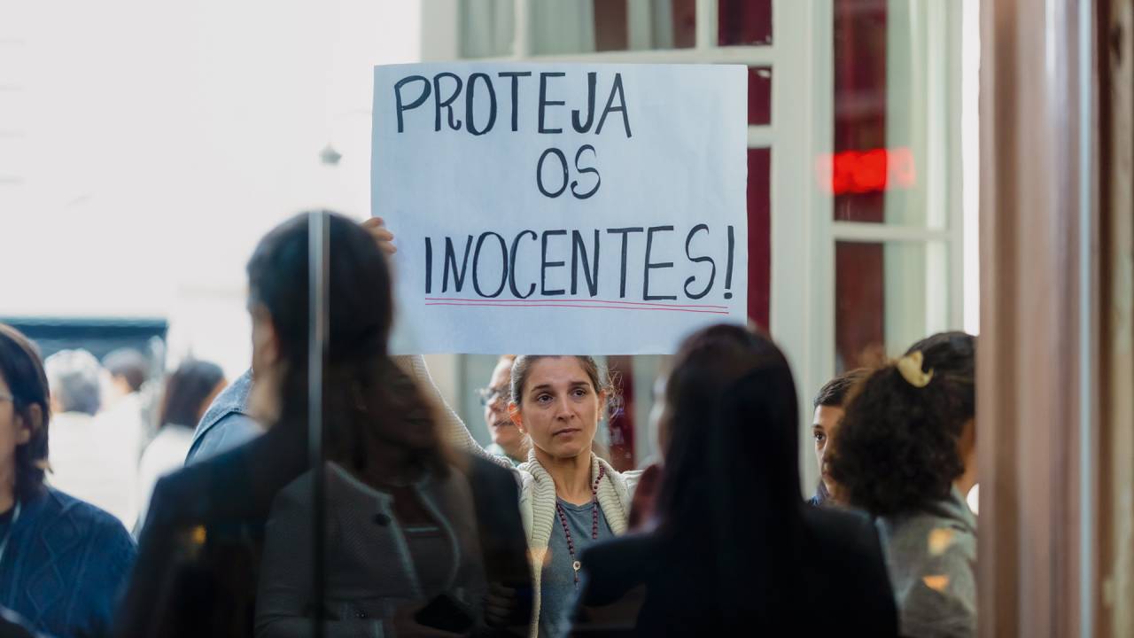 PRESSÃO - Manifestante em Curitiba: em duas sessões tensas, vereadores aprovaram moção contra aborto legal