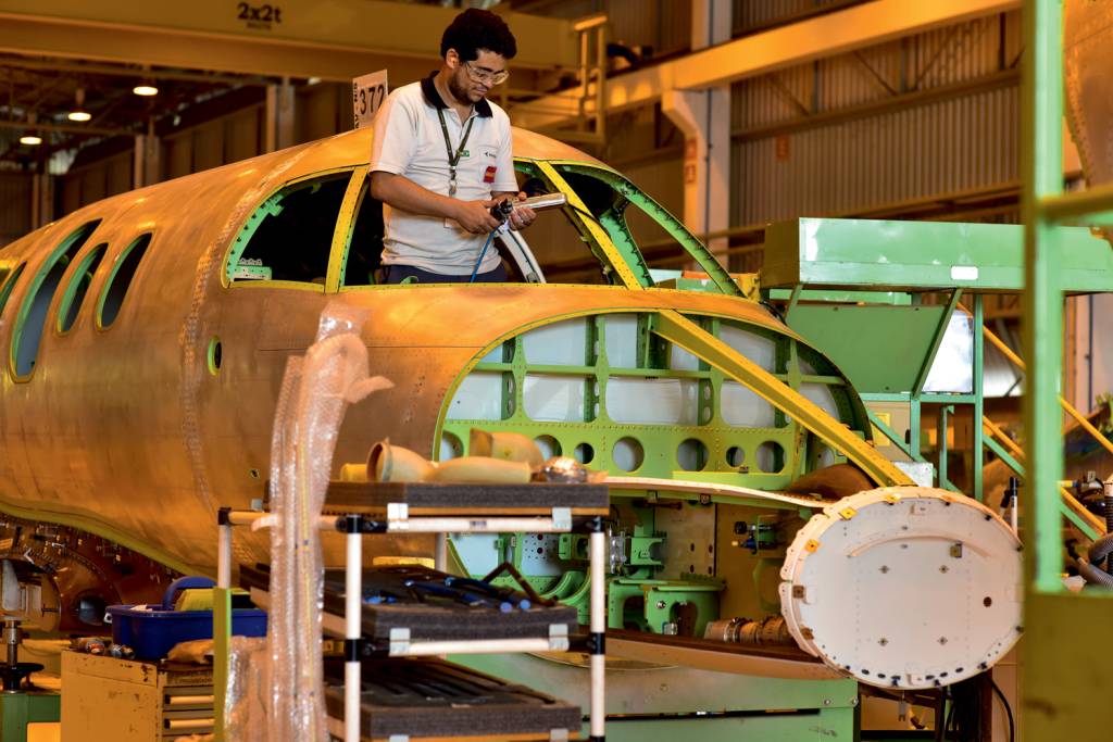 Linha de montagem de aeronave SEM MEDO - Embraer: mesmo com tarifa de 10%, empresa não deve ter perdas