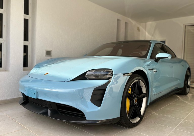 Porsche azul estacionado na garagem de um dos alvos da operação contra fraudes a beneficiários do INSS