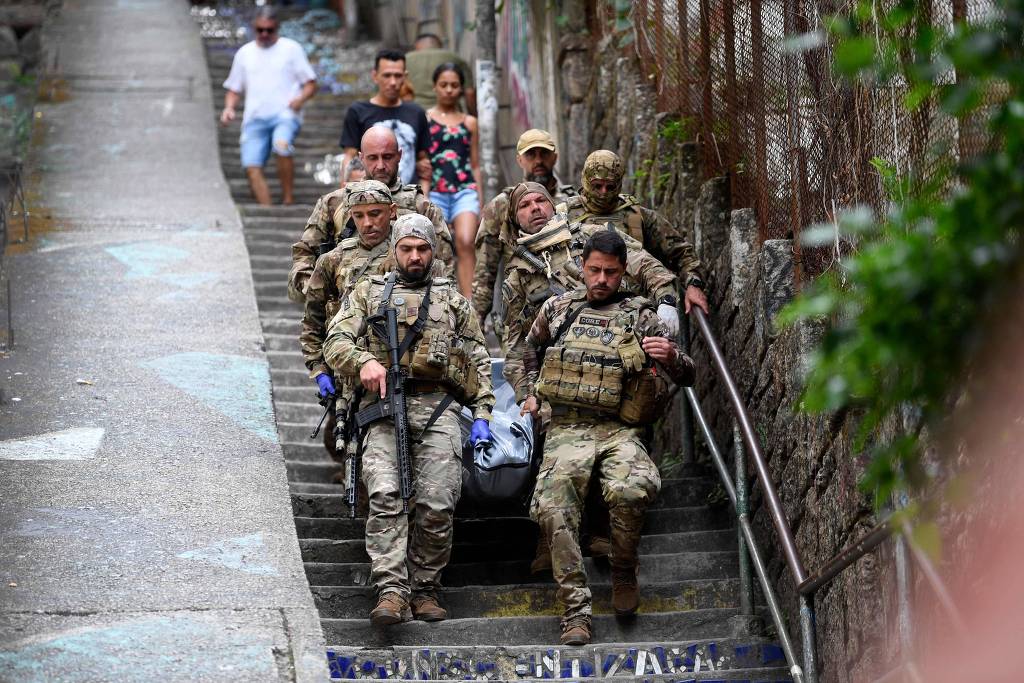 Corpo é carregado durante operação policial na Ladeira dos Tabajaras, na Zona Sul do Rio