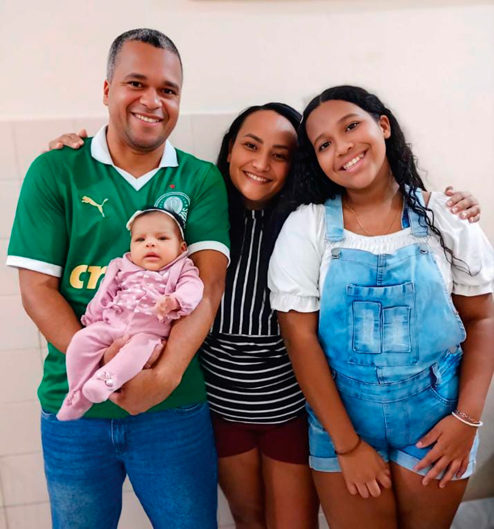 1D-(3)-WhatsApp-Image-2025-02-10-at-18.55.40.png LUTO SEM FIM - Ao saber pelo marido, Sandro Alves, que a primogênita, Kamila Vitória (à dir.), 12 anos, perdera a vida num tiroteio na Zona Norte, a mãe, Magna, ficou sem chão. “Meu maior medo era que algo acontecesse com ela”, diz.