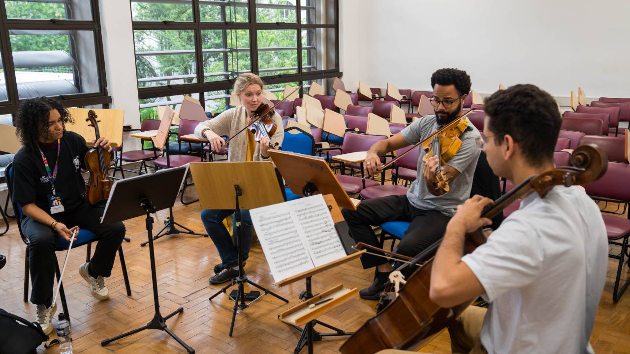 O governo de São Paulo selecionará 140 jovens, entre instrumentistas, cantores e regentes, brasileiros ou estrangeiros, para receberem bolsas de estudos integrais