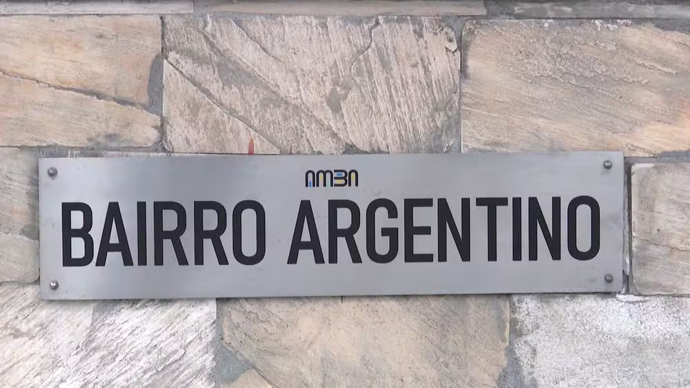 Placa colocada pela Amba (Associação de Moradores do Bairro Argentino)