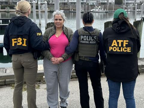 Ilma de Oliveira ao ser presa por agentes do FBI e da polícia local