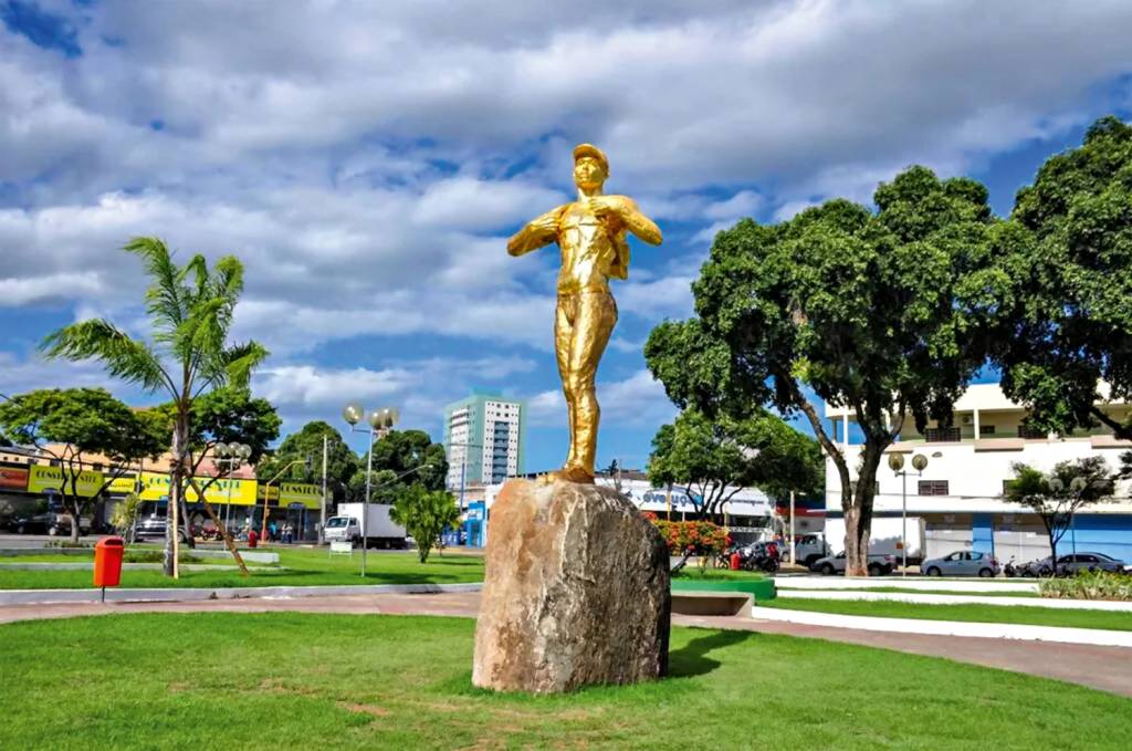 2D-(1)-Praca-dos-Emigrantes-Site-Prefeitura-de-Valadares-1024×680.jpg.jpg MARASMO - Praça do Emigrante, em Governador Valadares: o momento é de pisar no freio e adiar os planos