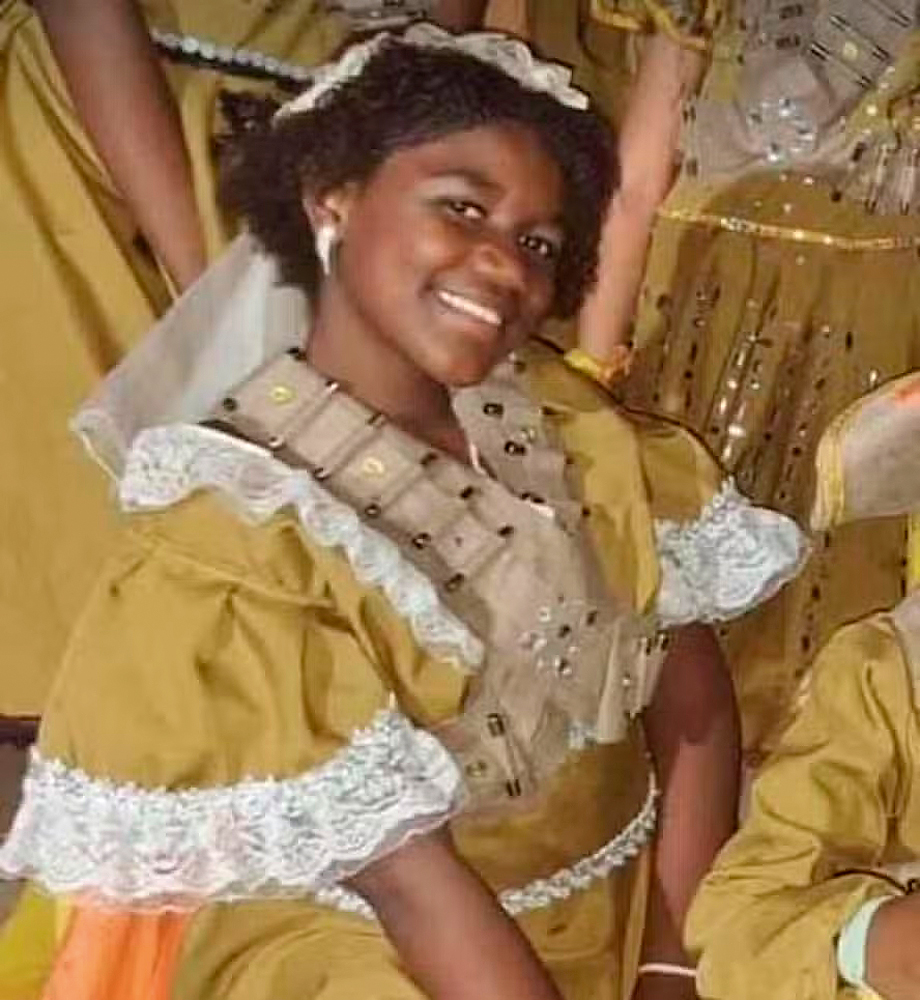 2D-(1)-image-15-.png EM BUSCA DE JUSTIÇA - Em janeiro, Nycolly Moraes, 12 anos, caminhava com a mãe e foi abatida por uma bala no tórax. Não resistiu. “A polícia nem nos procurou. A morte dela não vai dar em nada”, indigna-se o irmão, Wallace Moraes.