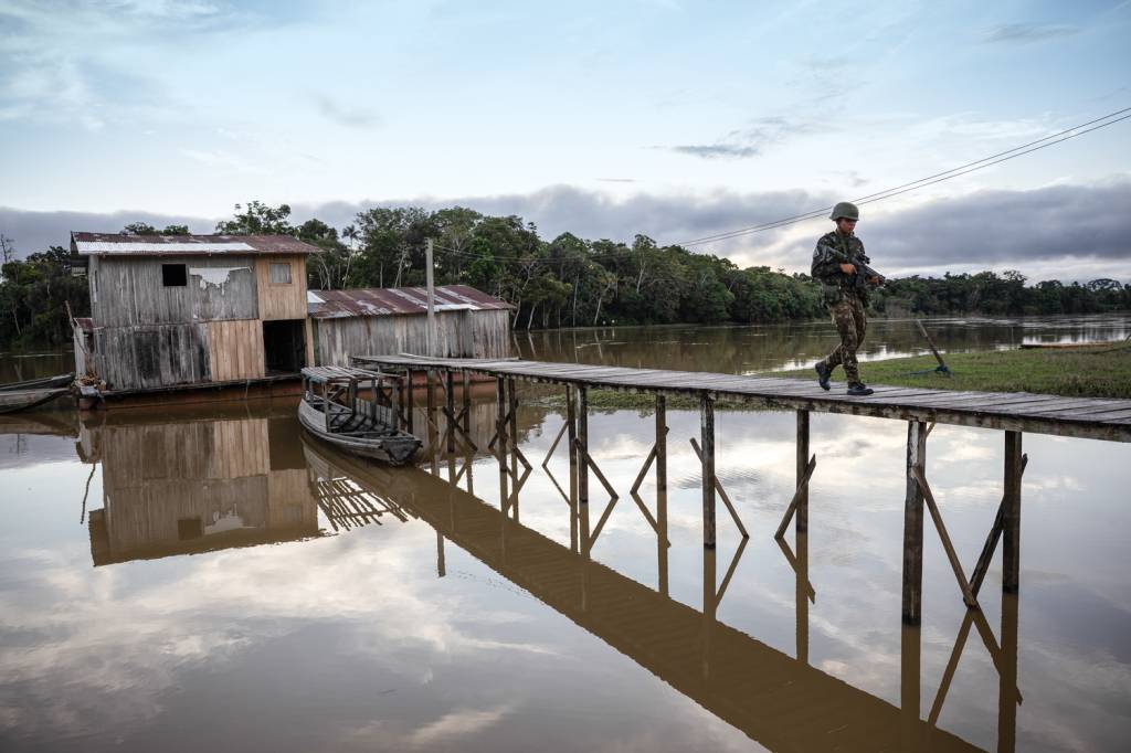 2D-(3)—-RBK3760.JPG AVISO - Posto de fiscalização: as paredes das palafitas estão cravejadas de balas disparadas pelos bandidos