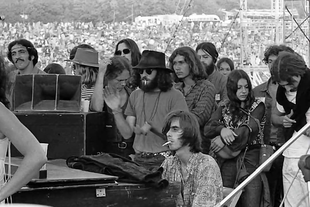 Ele se apresentou com a banda Jefferson Airplane no festival de Woodstock, em 1969