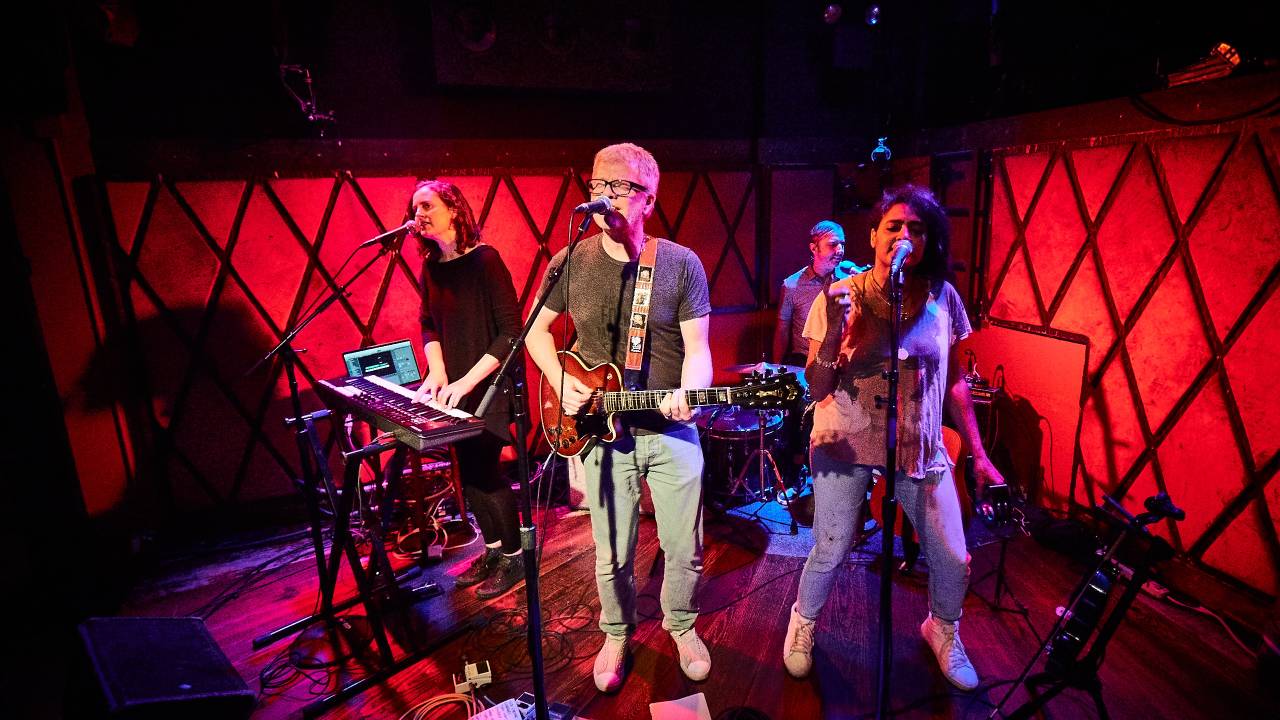 The New Pornographers ao vivo no Rockwood Music Hall, no ano de 2019