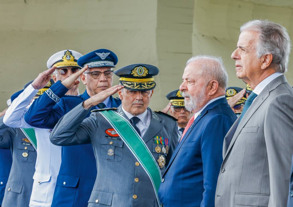 52830221566_8e06e11705_o.jpg SAIA JUSTA - Múcio, com Lula e militares: depoimento do ministro pode fragilizar versão do golpe